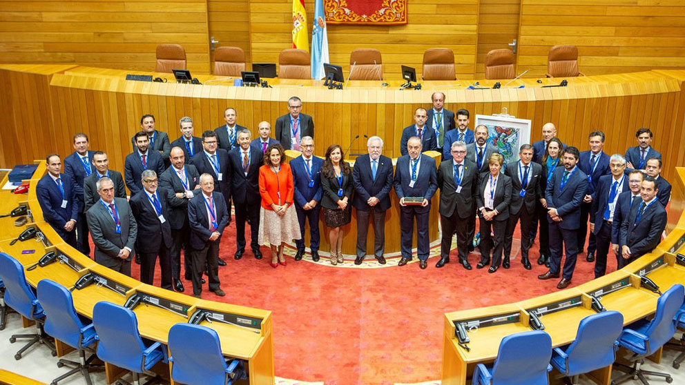 Miembros del Consejo Asesor y Patronato de Fundación Inade en el Parlamento de Galicia junto a su presidente, Miguel Ángel Santalices.
