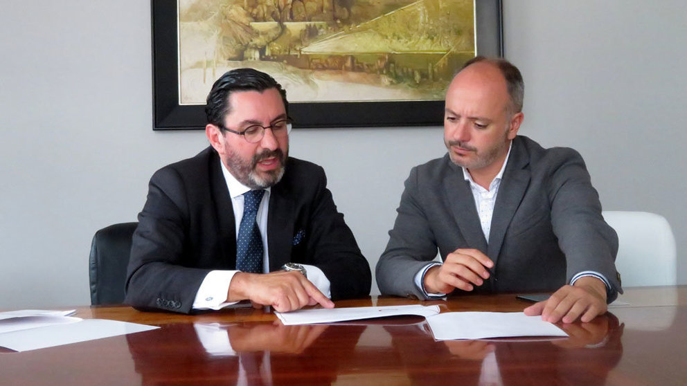 el presidente del Instituto de Censores Jurados de Cuentas de España (ICJCE) en Galicia, Enrique González, y el delegado de la Zona Franca, David Regades.