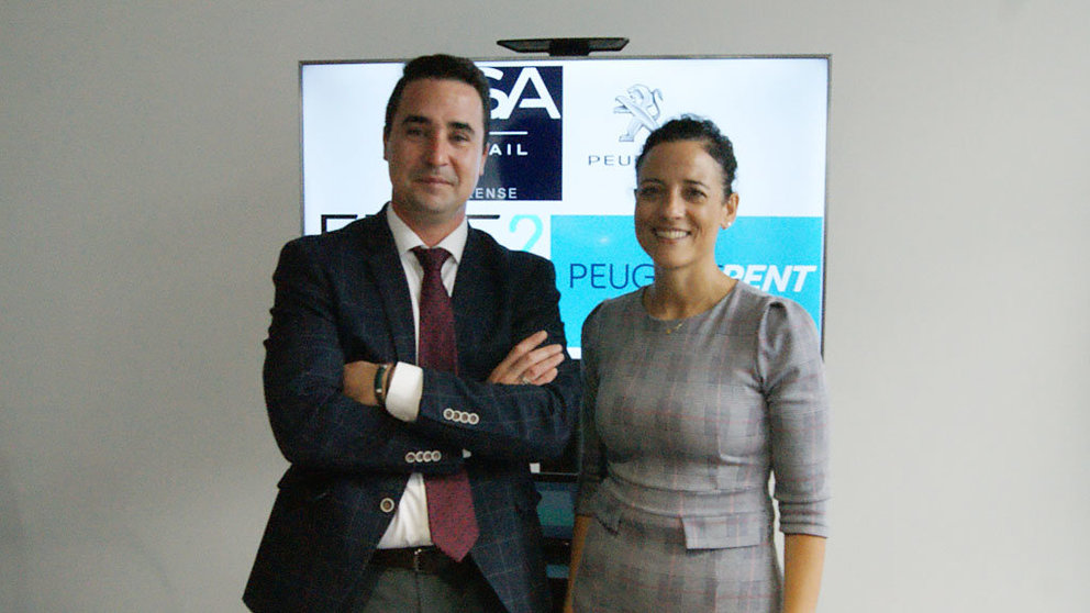 Carlos Miranda, gerente de PSA Retail Orense, e Isabel Iglesias, asesora financiera./P.L.