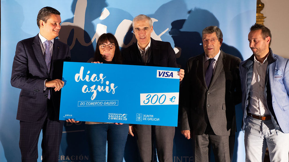 Entrega dun dos vales prepago a un dos gañadores da campaña &#34;Días azuis do Comercio Galego&#34;.