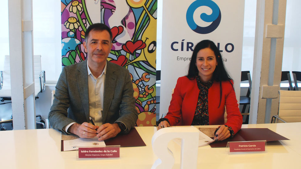 Isidro Fernández de la Calle y Patricia García suscribieron el acuerdo entre R y Círculo de Empresarios de Galicia.