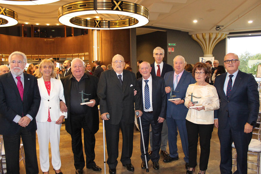 Los cinco homenajeados junto al presidente del Parlamento de Galicia, la presidenta de la CEO, el conselleiro de Economía y el presidente de la Diputación de Ourense.