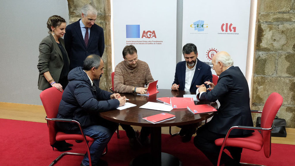 José Antonio Gómez, Paulo Carril, Ramón Sarmiento y Antonio Fontenla firmaron el nuevo texto del AGA en presencia del conselleiro Francisco Conde.