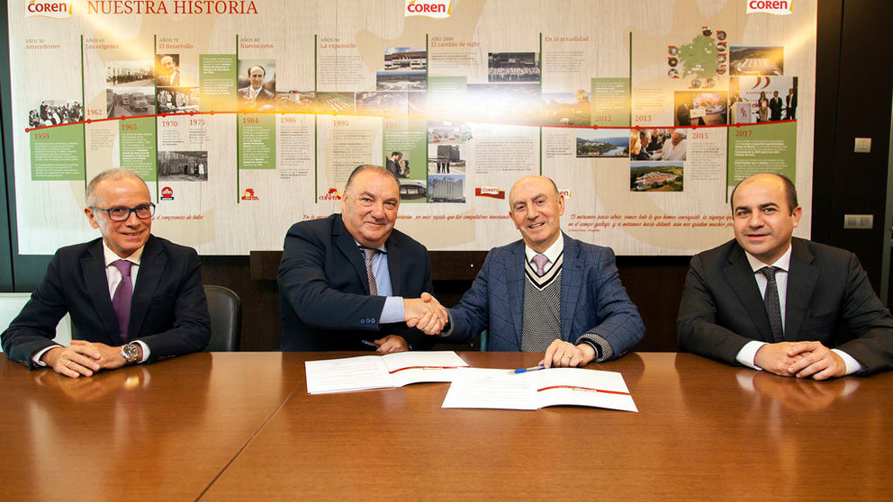 gerente de Alibos, y Manuel Gómez-Franqueira, firmaron el convenio de adquisición de castaña, acompañados por Manuel Gómez-Franqueira y