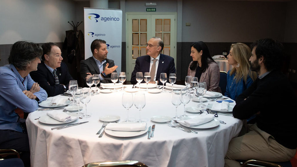 Reunión de empresas asociadas a Ageinco y el rector de la Universidad de Vigo, Manuel Reigosa./DUVI.