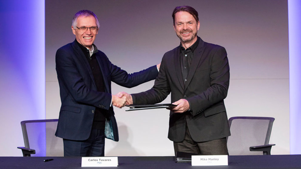 Los CEO de Groupe PSA, Carlos Tavares y FCA, Mike Manley, firmaron el acuerdo de fusión.