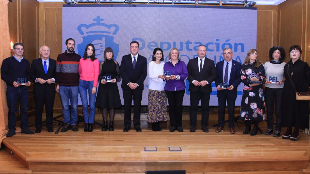 Foto de autoridades e galardoados cos III Premios PEL da Deputación da Coruña.