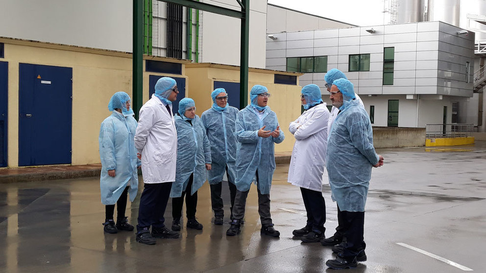 El conselleiro de Medio Rural junto a directivos de Entrepinares en el exterior de la factoría de Vilalba, Lugo.