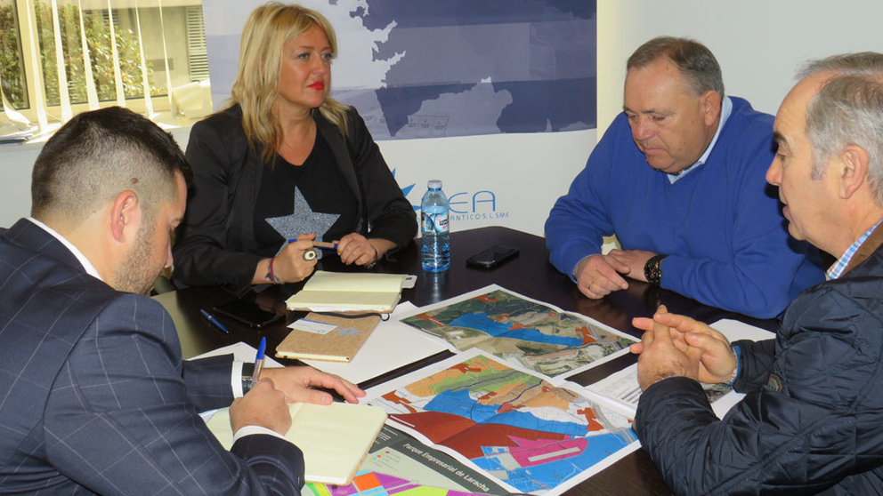 Reunión entre la gerente de Suelo Empresarial del Atlántico, Beatriz Sestayo y el alcalde de A Laracha, José Manuel López Varela.