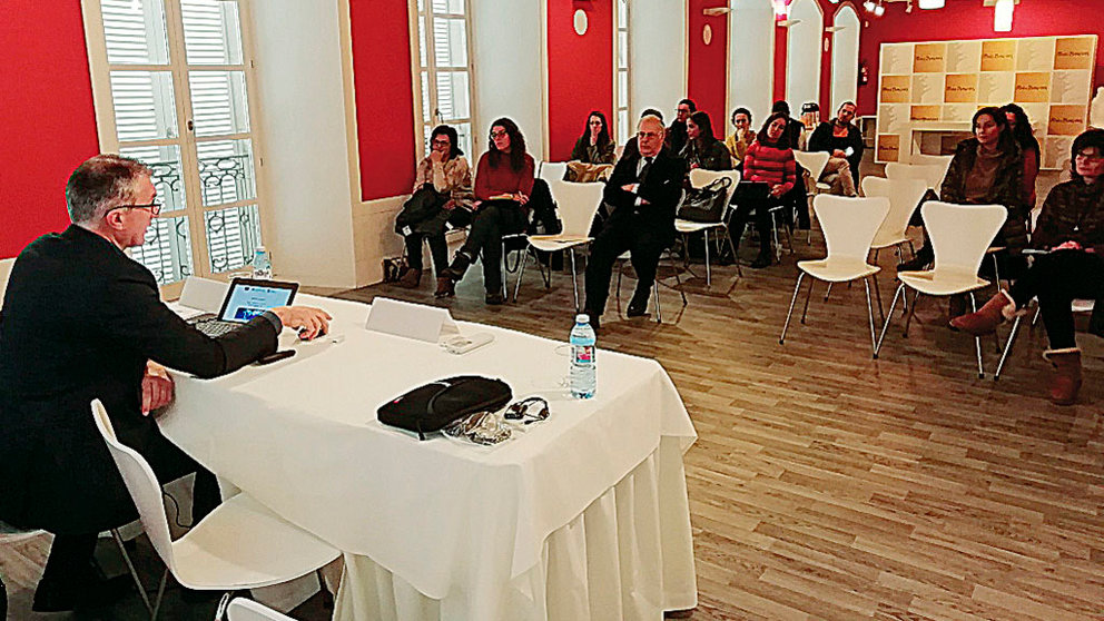 El subdirector del Área de Internacionalización del Igape, Guillermo Viña, expuso las ayudas de su departamento a las bodegas de Rías Baixas.
