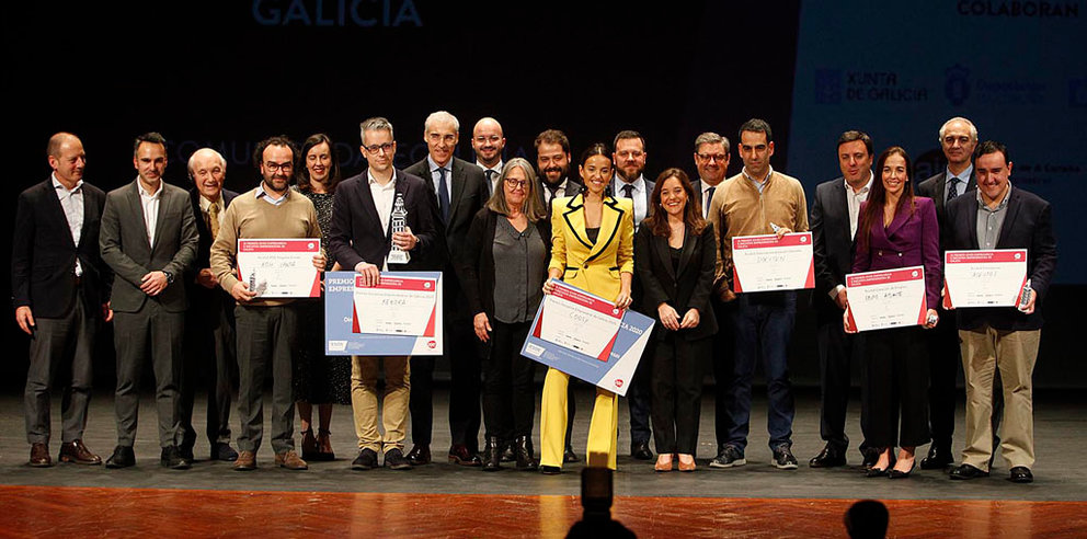 Foto de familia de autoridades y premiados por AJE Galicia, en la gala celebrada en A Coruña.
