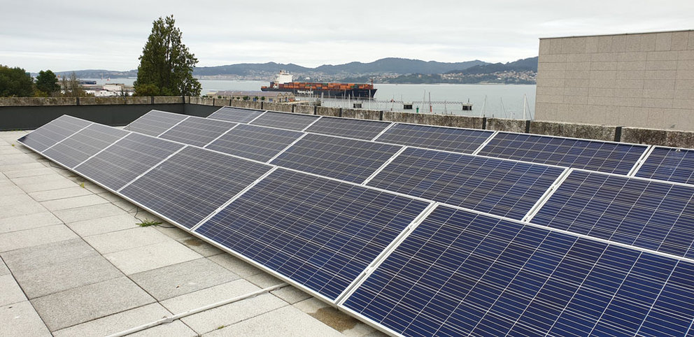 Placas solares instaladas en una de las edificaciones del Puerto de Vigo.