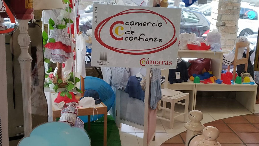 Unha tenda santiaguesa que loce xa o selo &#34;Comercio de Confianza&#34;.