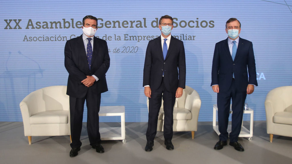 Víctor Nogueira, Alberto Núñez Feijóo, y Francisco Botas, en la asamblea de la AGEF.