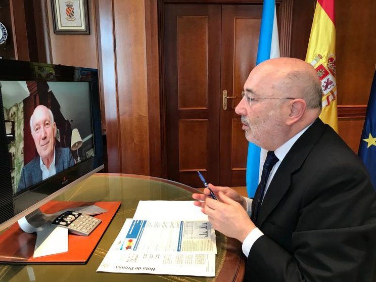 El delegado del Gobierno en Galicia, Javier Losada, en videoconferencia con los empresarios gallegos.
