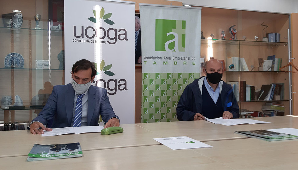 El representante de Ucoga, Manuel Nieto Barreiro, y el presidente del Área Empresarial del Tambre, José Fernández Alborés, en la firma del acuerdo.