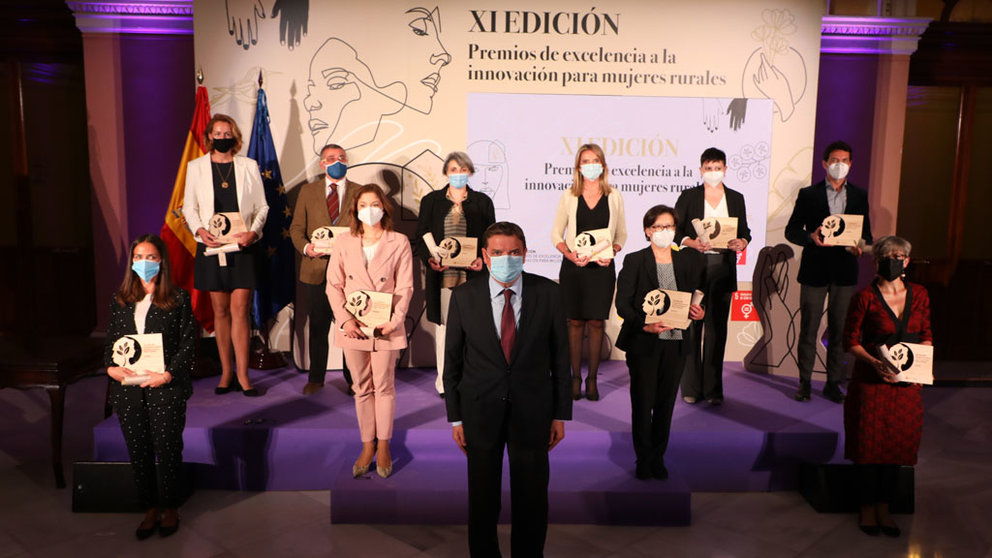 O ministro Luis Planas coas galardoadas cos “Premios de Excelencia á Innovación para Mulleres Rurais”.