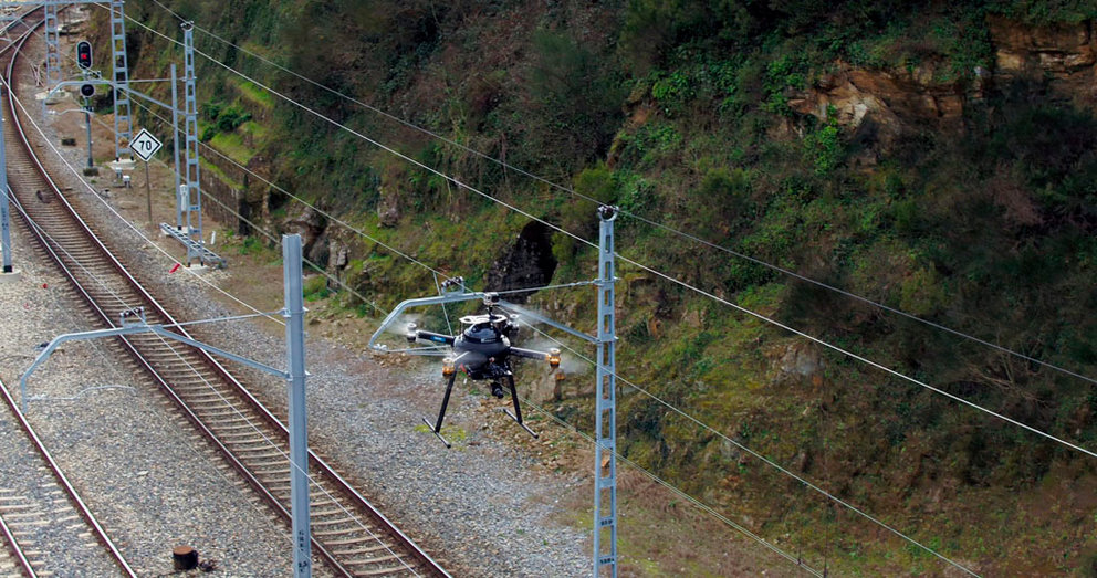 El proyecto utiliza dron equipado con cámaras de alta resolución y un módem 5G para recoger las imágenes de las vías férreas.