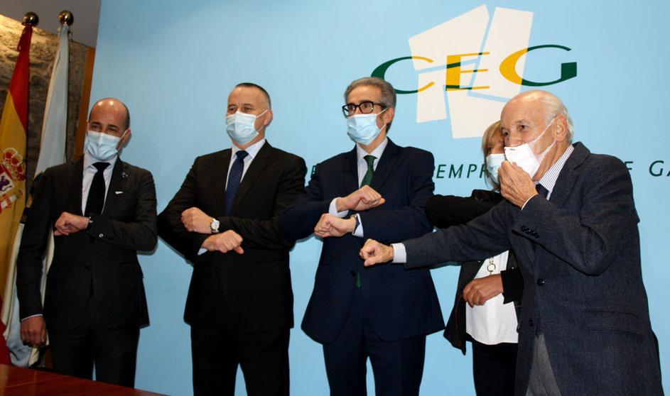 Los representantes de las confederaciónes provinciales junto al elegido presidente de la CEG, Díaz Barreiros, el pasado martes 24.