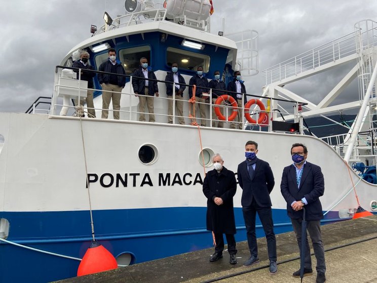 El obispo de Tui-Vigo y el presidente y el CEO de Nueva Pescanova, en el acto de entrega del buque “Ponte Macalonga”.
