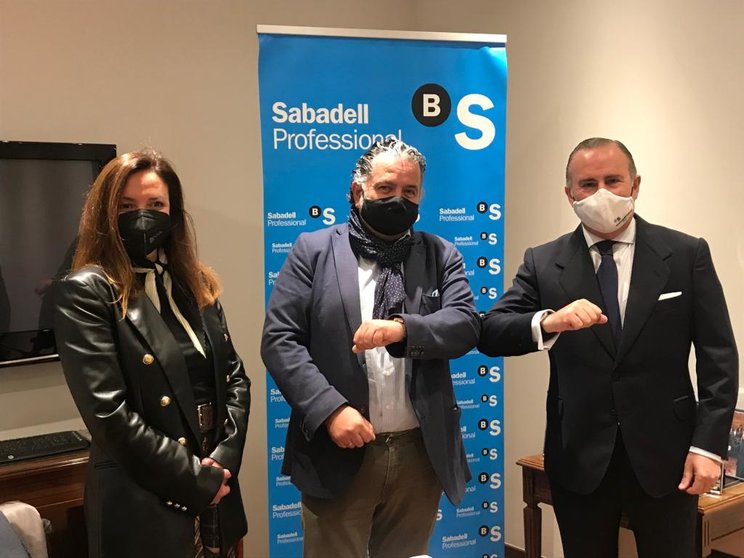 A responsable de banca comercial de Sabadell en Santiago, o presidente de Santiago Centro, José Mª Fernández; e o director territorial do Banco Sabadell 
para  Galicia,  Asturias  e  León,  Pablo  Junceda.