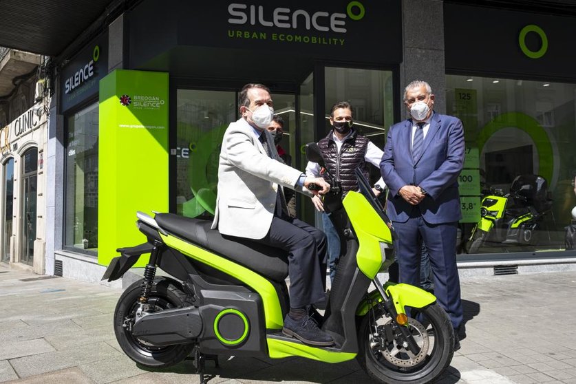 El alcalde de Vigo, Abel Caballero, el ciclista Óscar Pereiro, el CEO de Silence, Sotelo y el de Grupo Breogán, José Ramón Ferreiro, frente a la tienda Silence de Vigo.