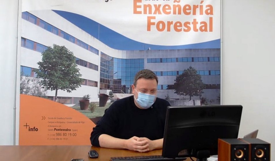 O director da Escola de Enxeñaría Forestal, Juan Picos, presentou os resultados da enquisa./DUVI.