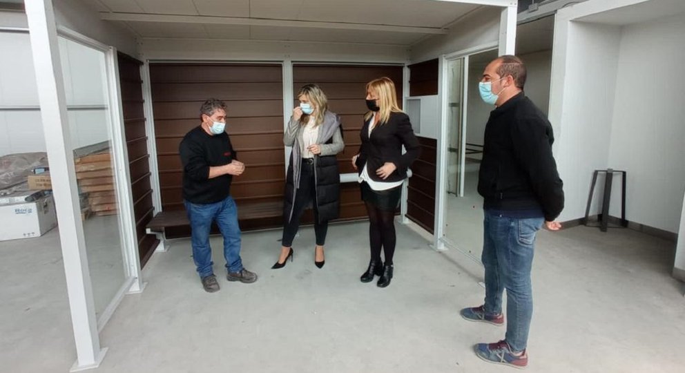 La gerente de SEA y la alcaldesa de Vimianzo visitaron las instalaciones de Gerca en el polígono de la localidad.