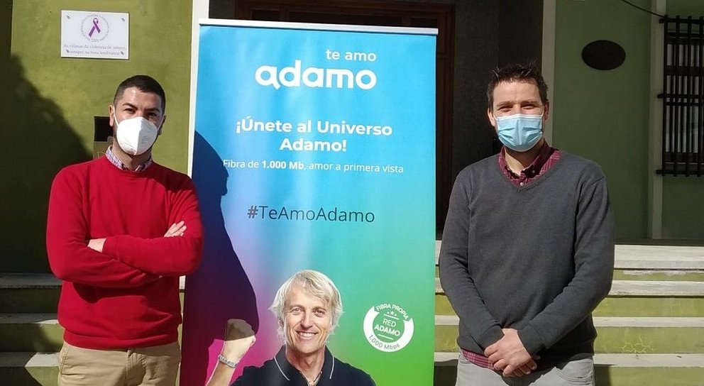 David Llano, delegado de Adamo,y Francisco Cajoto, alcalde de Foz.