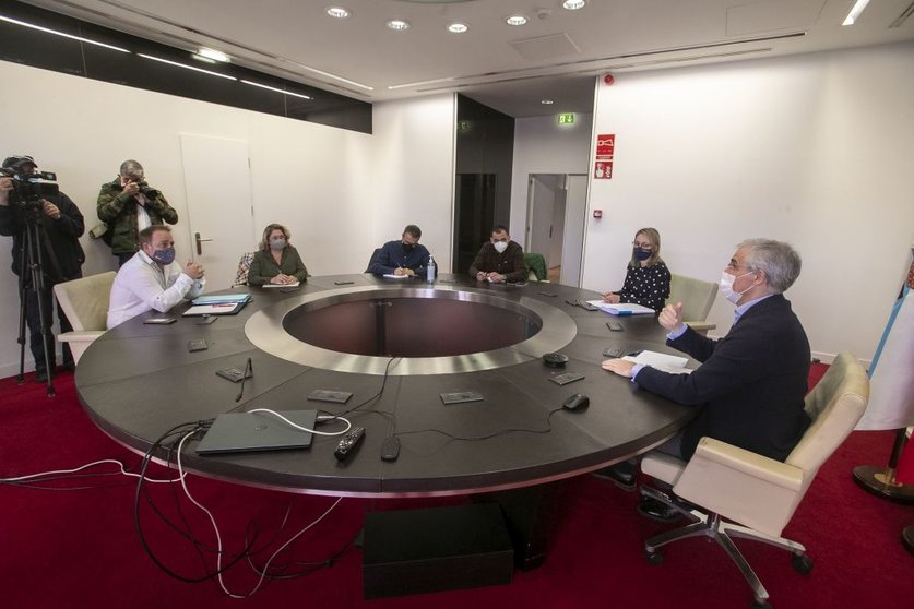 El comité de empresa de Alcoa San Cibrao en reunión con el vicepresidente económico de la Xunta, Francisco Conde.