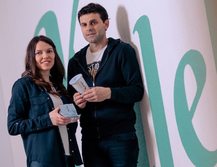 Susana Aguiar e Álex Mou, os dous emprendedores de Lalín que están detrás de Kalekói, cos novos iogures.