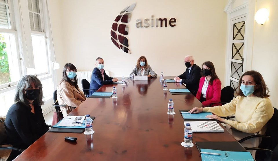 Miembros de la directiva de Asime junto a la presidenta y varias diputadas de la Diputación de Pontevedra.