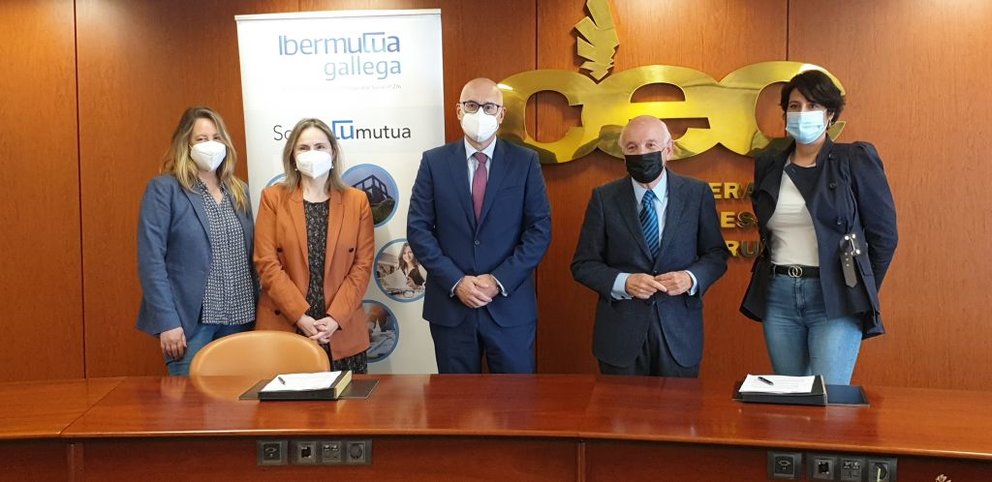Representantes de Ibermutua gallega y de la Confederación de Empresarios de A Coruña en la firma del convenio de colaboración.