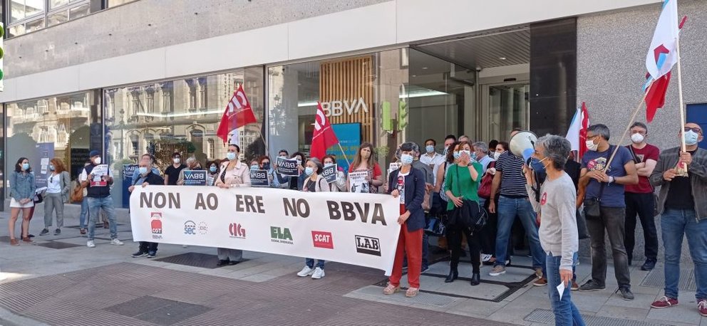Protesta de la CIG frente a una oficina de BBVA en Vigo./CIG.