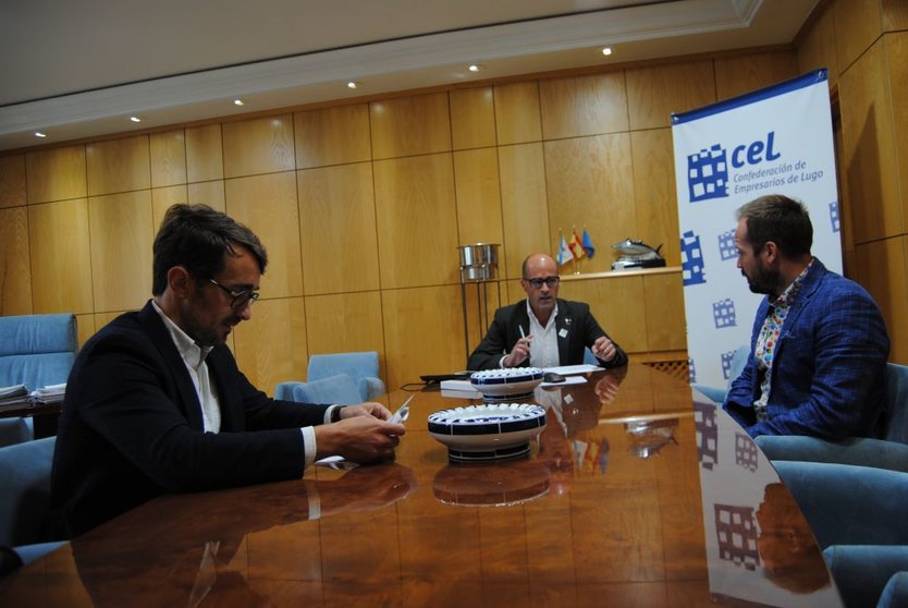 el secretario de la Confederación de Empresarios de Lugo (CEL), Jaime López, y los dos socios de Medrar Smart Solutions, Roberto Gómez y Hugo Criado.