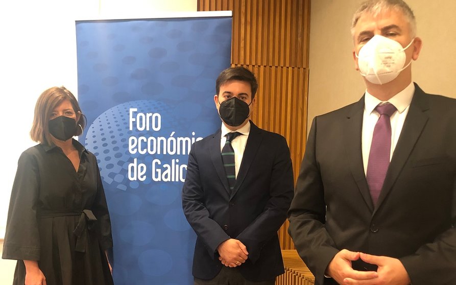 María Bastida, Luis Gallastegui y Santiago Lago, en la presentación del informe sobre la economía social en Galicia, en Santiago.