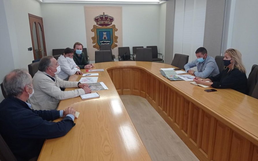 Reunión de la gerente de SEA, Beatriz Sestayo, en el Ayuntamiento de A Laracha.