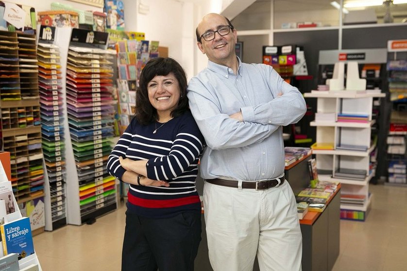 Joan y Guillermina, en la papelería Croquis que abrieron con la financiación de MicroBank.