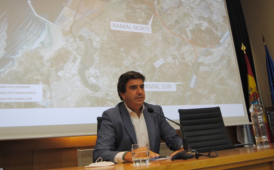 Martín Fernández Prado, presidente de la Autoridad Portuaria de A Coruña, en la rueda de prensa.