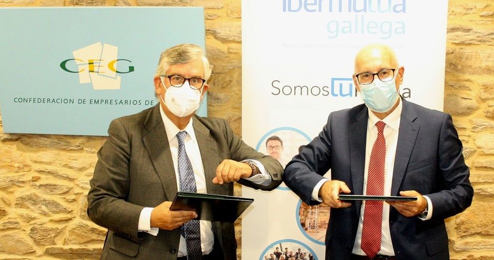 El convenio ha sido suscrito por Juan Manuel Vieites, presidente de la Confederación de Empresarios de Galicia, y por Javier Flórez Arias, director territorial de Ibermutua gallega.