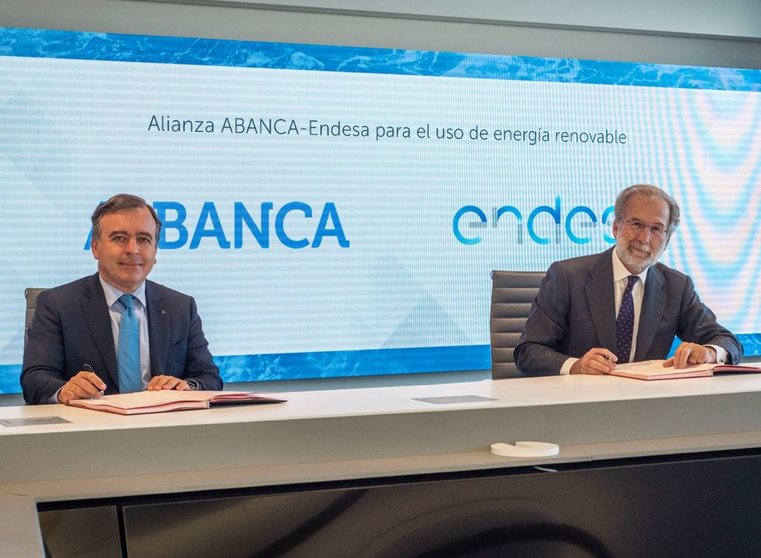 consejero delegado de la entidad financiera, Francisco Botas, y el director general de Comercialización de Endesa, Javier Uriarte, firmaron el acuerdo.