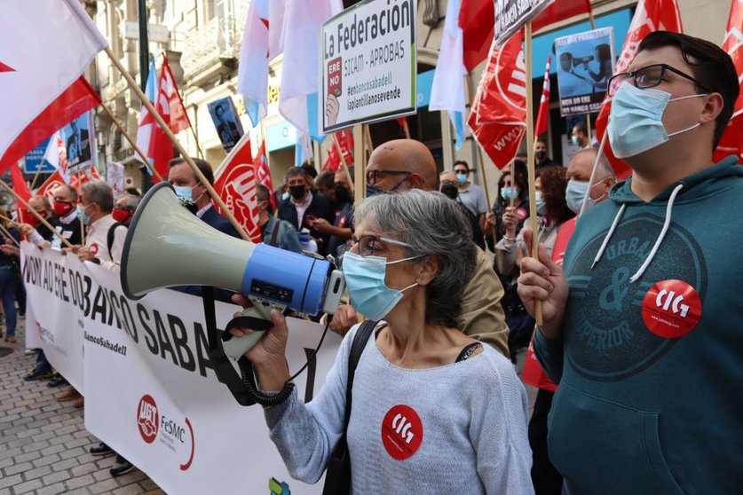 Protesta en Vigo de empregados e delegado sindicais do Banco Sabadell.