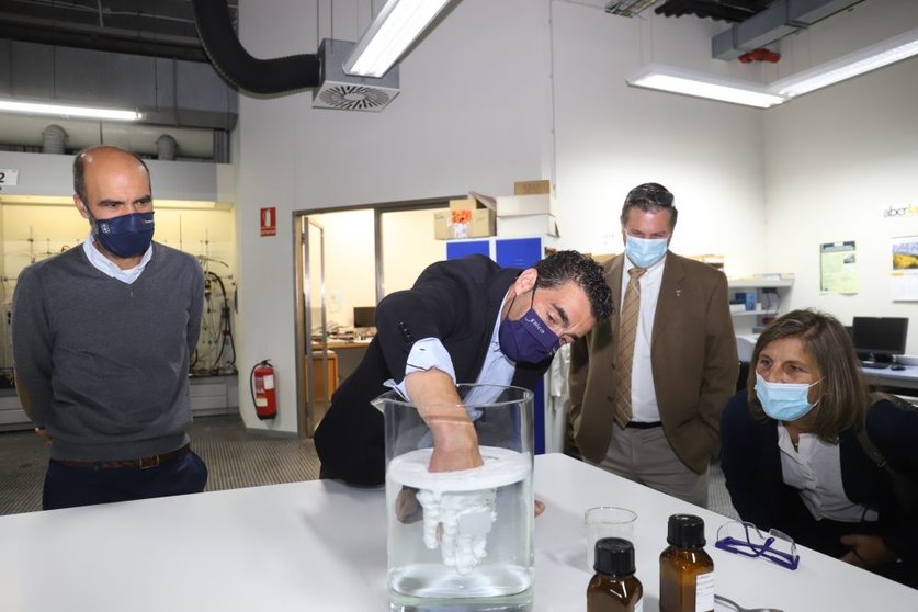El delegado territorial de la Xunta en Pontevedra, Luis López, visitó en Forcarei las instalaciones de ABCR Laboratorios.