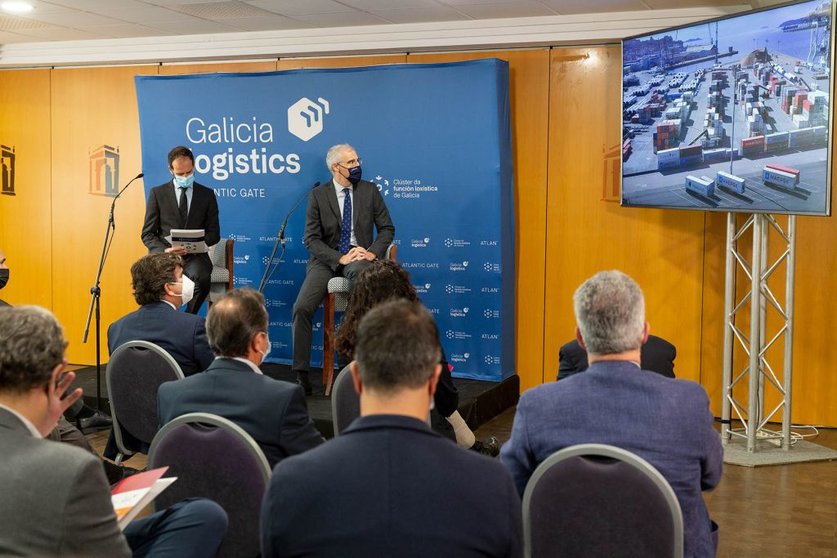 Xoan Martínez, presidente del Clúster da Función Loxística de Galicia, y Francisco Conde, vicepresidente económico de la Xunta, en la presentación de Galicia Logistics./X.CRESPO.