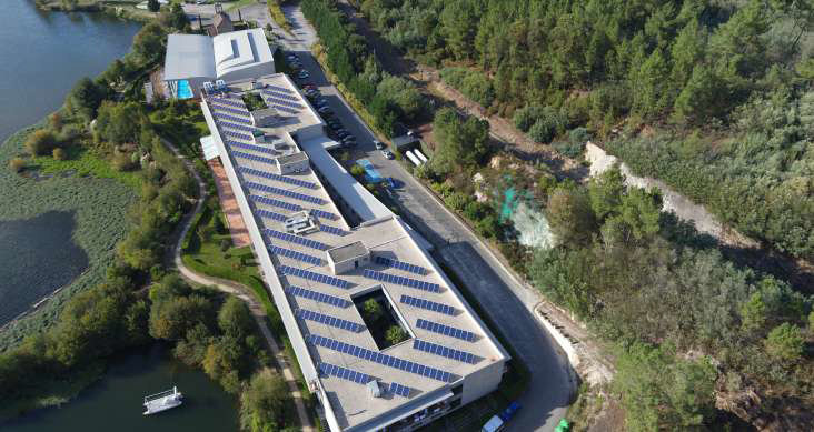 Paneles fotovoltaicos instalados por Voltfer en el balneario de Laias del Grupo Caldaria.