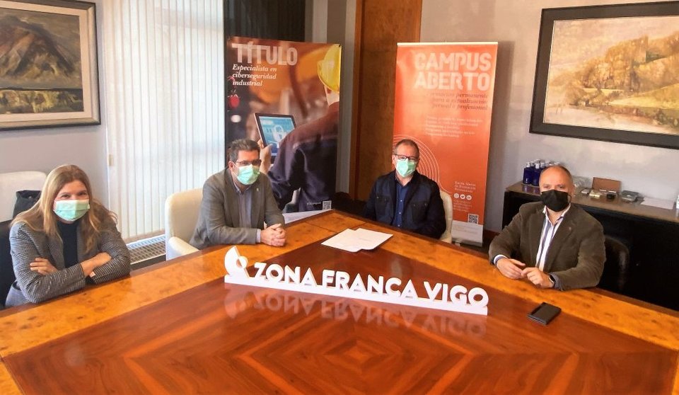 David Regades (der.) con representantes de la Universidad de Vigo.