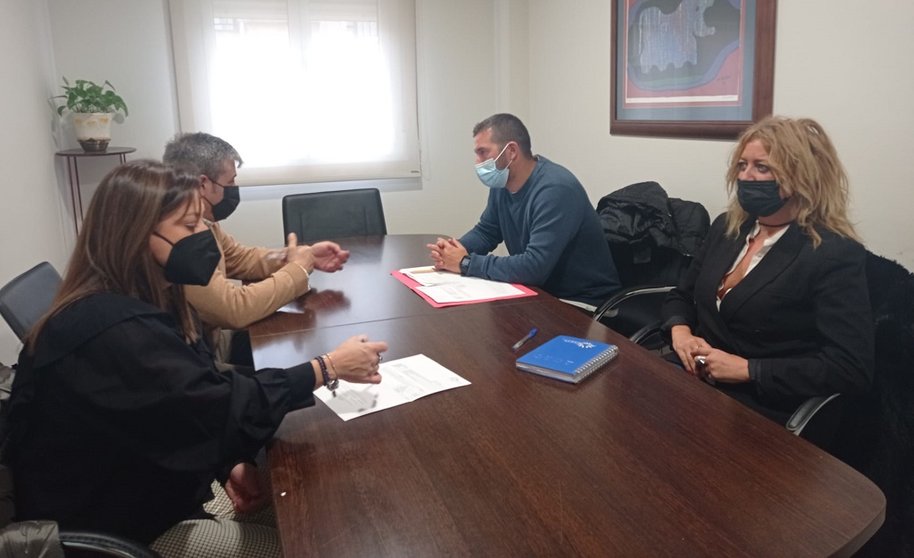 La gerente de SEA firmó ante notario la venta de una parcela en Rianxo a Transportes Potel.