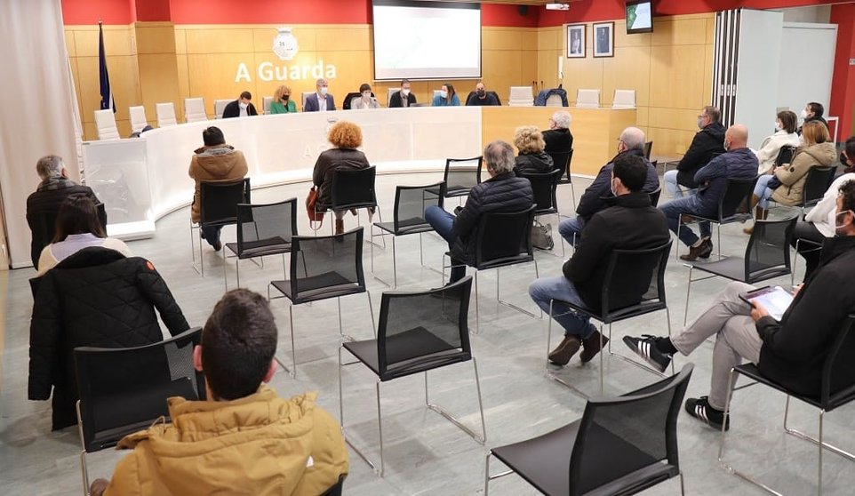 Xuntanza dos alcaldes da Guarda e O Rosal e a xerente de SEA con representantes empresariais do Baixo Miño.