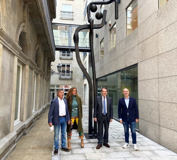 Andrés Conde, Carmela Silva, Abel Caballero y David Regades junto a la escultura "El abrazo", a las puertas de la nueva sede de Zona Franca.