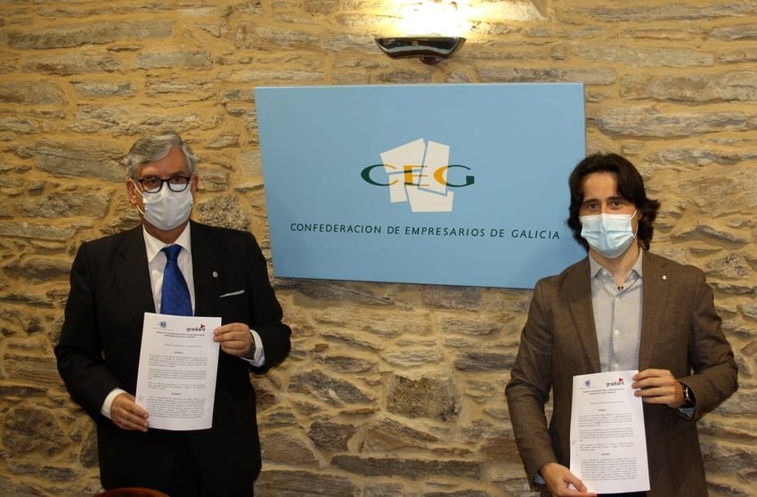 El presidente de la CEG, Juan Manuel Vieites, y el director general de Gradiant, Luis Peěrez Freire, en la firma del convenio.